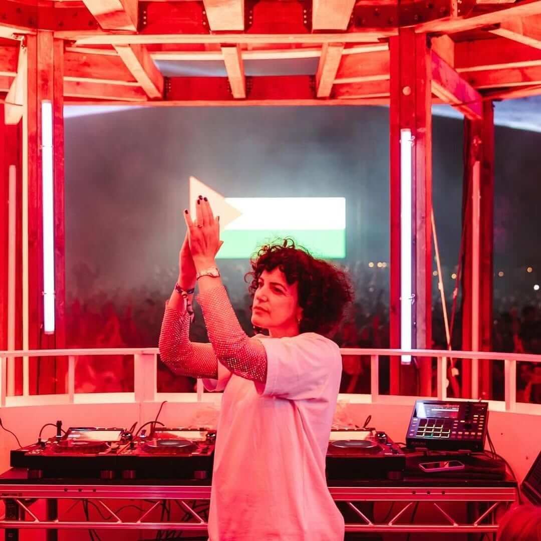 Annie Mac live at Gunnersbury Park, in front of a Palestinian flag