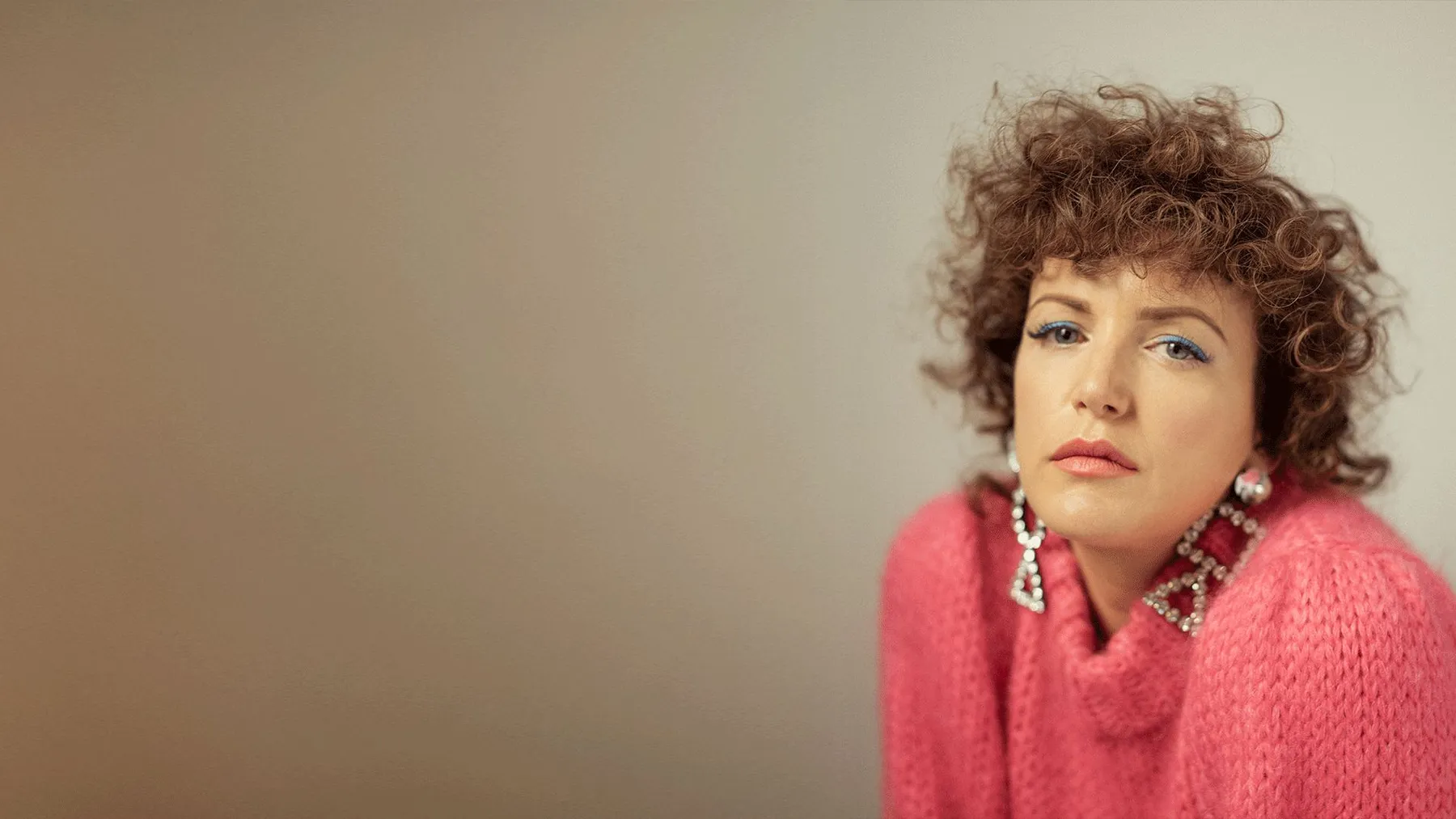 Annie Macmanus in a pink knitted jumper